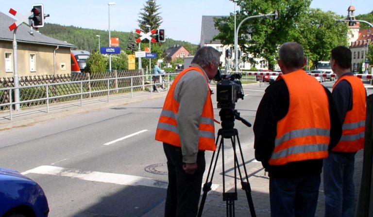 Filmteam an einem Bahnübergang